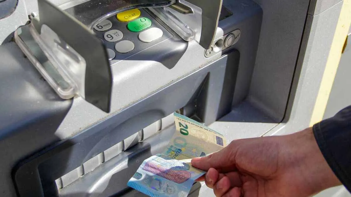 Onestà a Salamanca: Un uomo restituisce 500 euro trovati in un bancomat